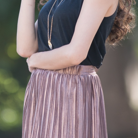 Pleated Metallic midi skirt - Picture 7 of 8